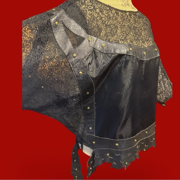 121 - Unique Top - Picture 4 of 9